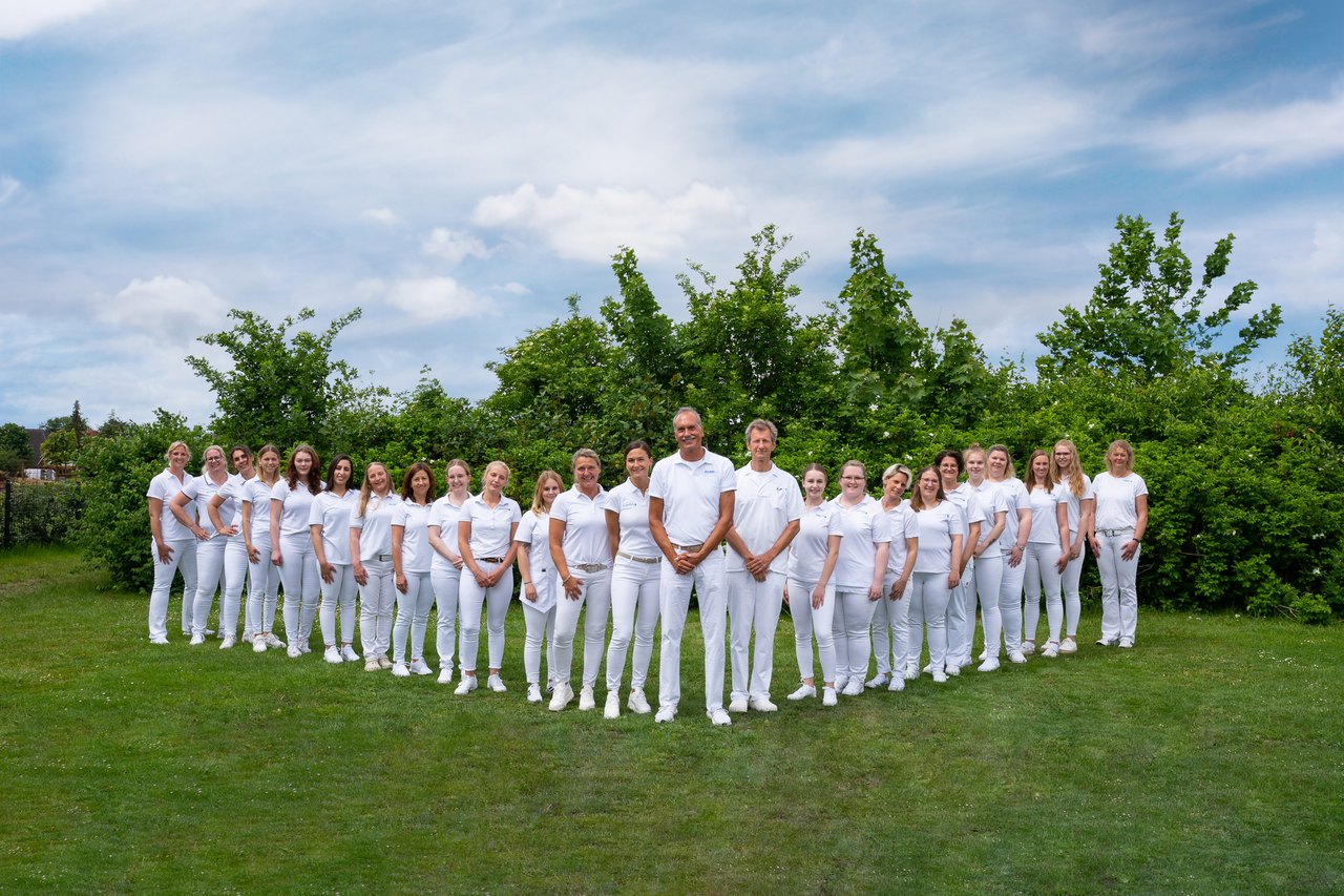 Teamfoto der Praxis im Freien