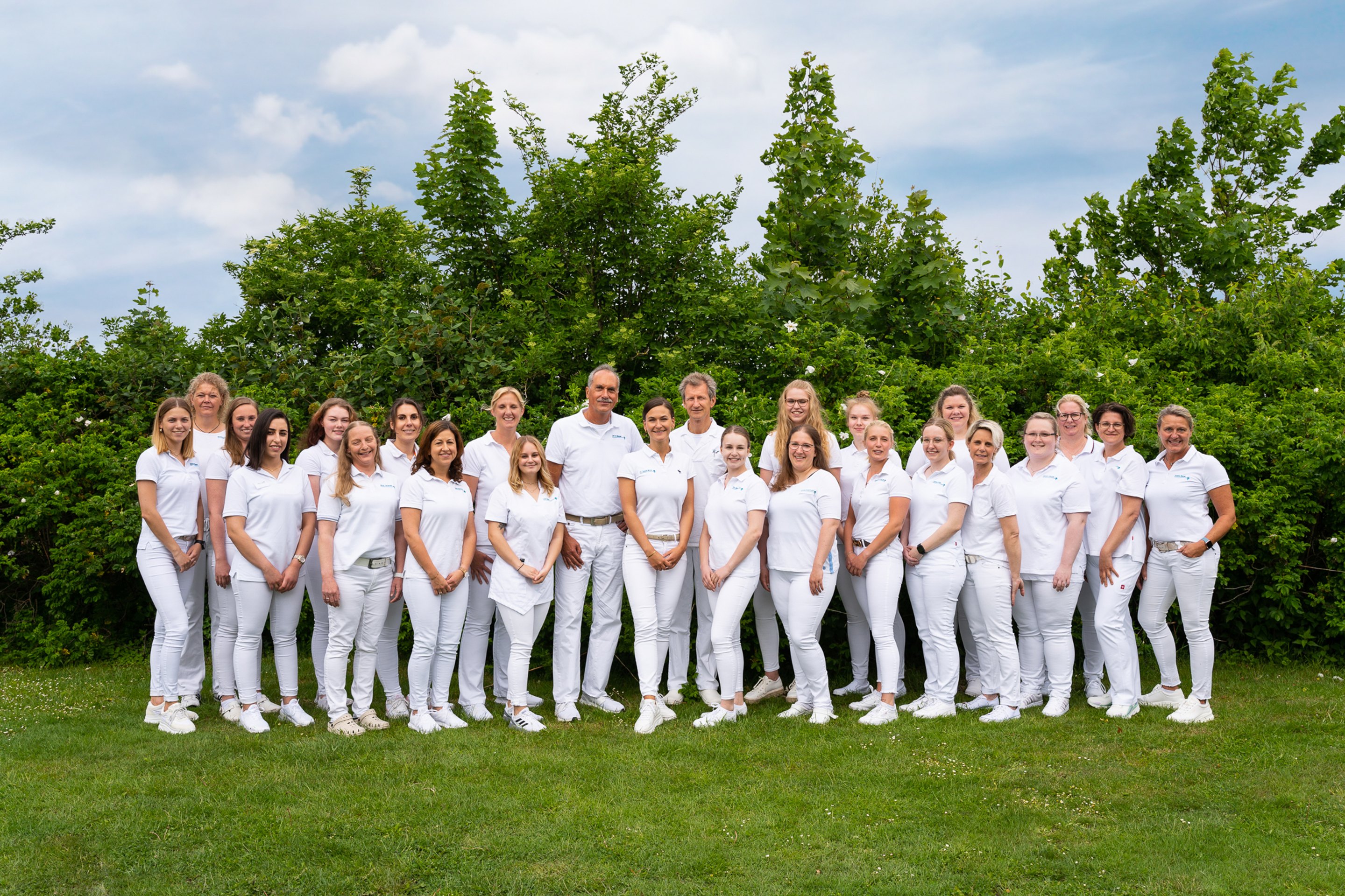 Teamfoto im Garten