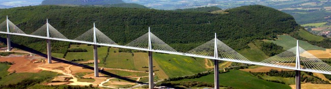 Eine Brücke besteht aus Pfeilern und Ersatzzahn